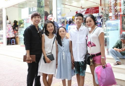 Tình yêu, sự cảm thông và tin tưởng của vợ giúp giọng ca "Tóc em đuôi gà" vượt qua những đau đớn khi từng bị khán giả kỳ thị về giới tính. Thậm chí khi bị bịa đặt chuyện chửa hoang, dù rất sốc nhưng vợ Long Nhật vẫn động viên chồng không làm lớn chuyện: "Con có cha mà trở thành con hoang. Thôi đừng đi kiện nữa anh ạ, để tiền đó anh làm album vol.1".