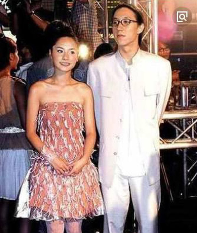 Trong thời gian 5 năm yêu nhau, Chung Hân Đồng và Trần Quán Hy đã nhiều lần chia tay, tái hợp. Năm 2004, Chung Hân Đồng nảy sinh tình cảm với con trai Thành Long, Phòng Tổ Danh, khi cả hai đóng chung phim “Thiên cơ biến 2”. Cả hai nhiều lần bị bắt gặp hẹn hò và con trai của Thành Long cũng hay xuất hiện tại các sự kiện để tặng hoa cho Chung Hân Đồng.