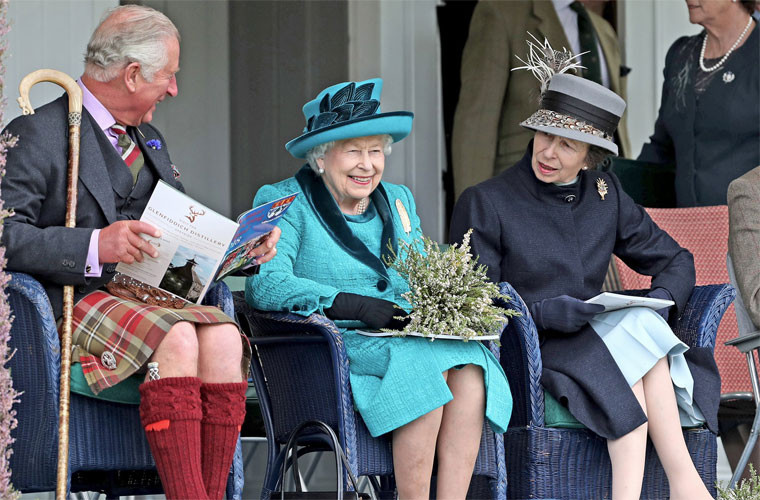 “Tôi đã chụp hàng ngàn bức ảnh về Nữ hoàng và những bức ảnh luôn khiến tôi mỉm cười, hi vọng các bạn xem ảnh cũng có cảm giác như tôi” – Jackson viết.