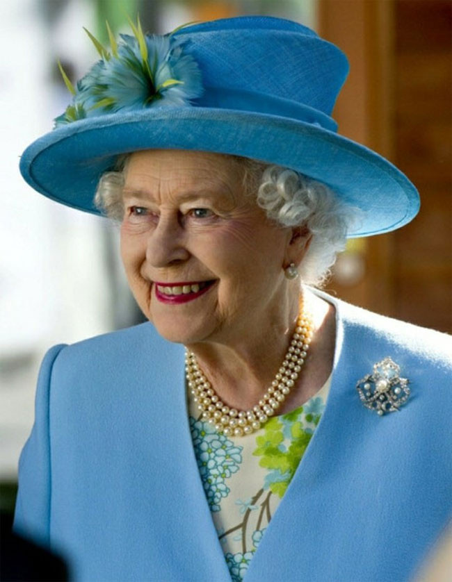 Nữ hoàng Elizabeth II là Nữ vương của 16 quốc gia trong khối Vương quốc Thịnh vượng chung. Mời độc giả xem thêm video: Nữ hoàng Anh: "Hoàng tử bé đem lại hy vọng mới" (Nguồn video: VTC14)