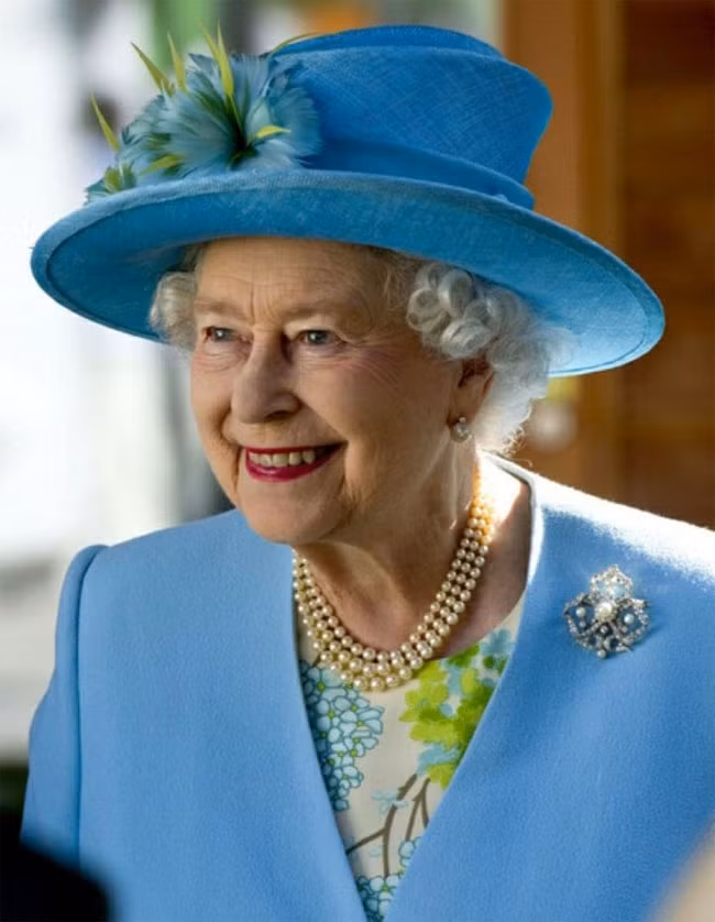 Nữ hoàng Elizabeth II là Nữ vương của 16 quốc gia trong khối Vương quốc Thịnh vượng chung. Mời độc giả xem thêm video: Nữ hoàng Anh: "Hoàng tử bé đem lại hy vọng mới" (Nguồn video: VTC14)
