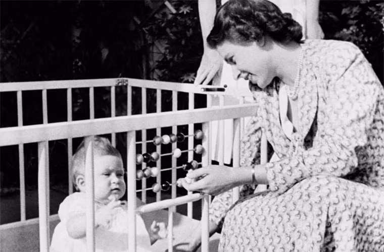 Hình ảnh Nữ hoàng Anh Elizabeth II lúc trẻ bên con trai Charles.
