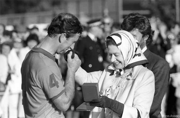 Nhiếp ảnh gia của Hoàng gia Anh, ông Chris Jackson, cũng chia sẻ những bức ảnh về Nữ hoàng khi bà cười rất tươi.