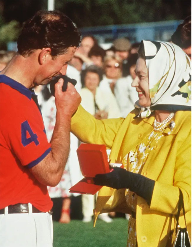 Thái tử Charles hôn tay mẹ, Nữ hoàng Anh.