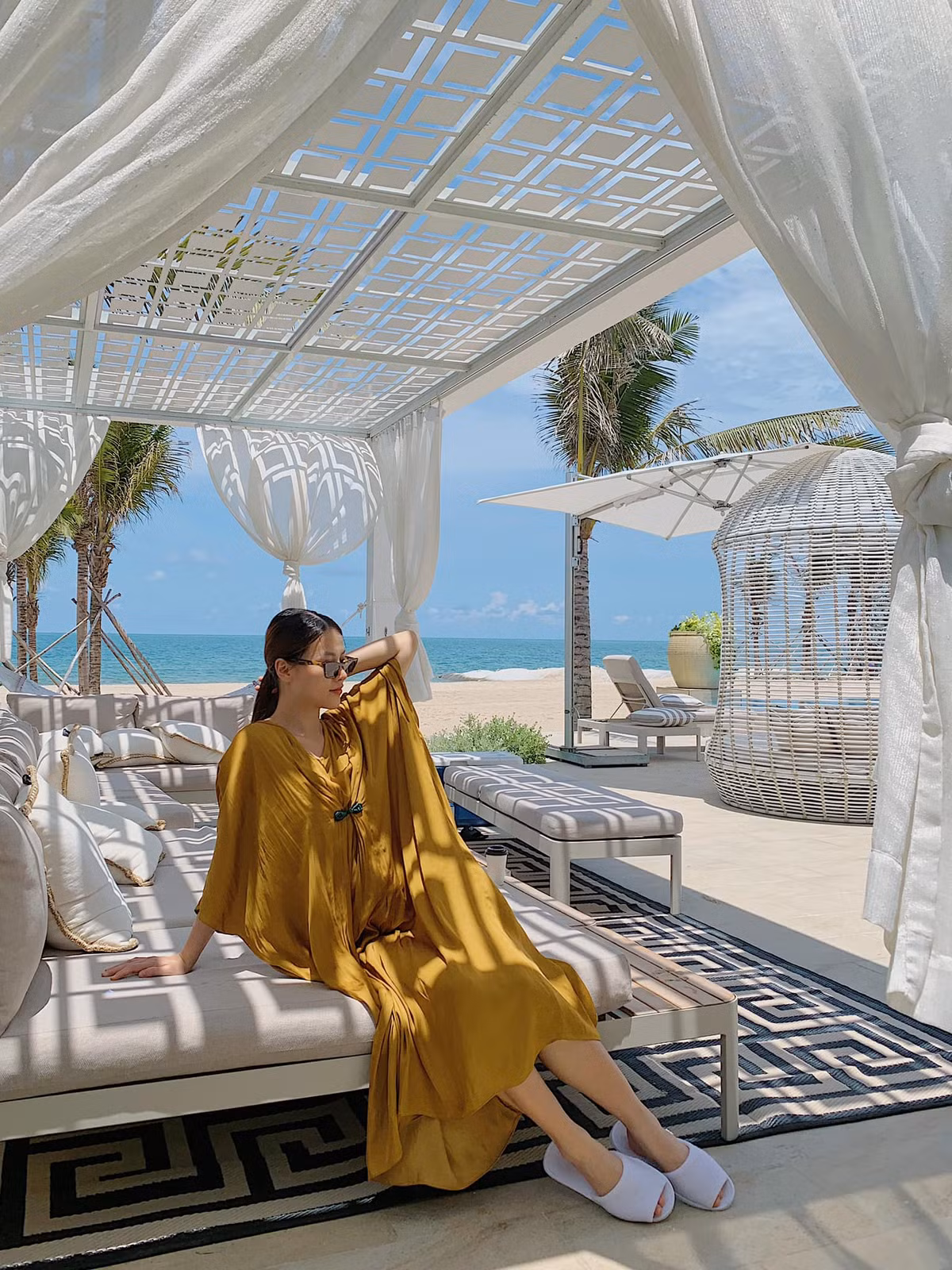 Người đẹp thường xuyên khoe ảnh "check-in" ở những nơi sang chảnh.