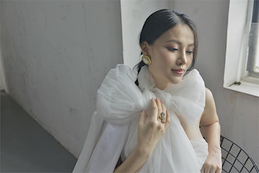 "Tôi tin rằng cho dù đường đi có tối thì ánh sáng vẫn ở cuối con đường. Hãy dũng cảm để đi trên con đường đó và một ngày bạn sẽ thấy ánh sáng của bạn", người đẹp từng viết.