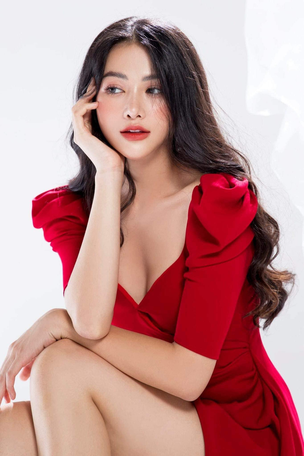 Sau 2 năm đăng quang, người đẹp gốc Bến Tre còn khiến fan "chết mê" trước nhan sắc ngày càng xinh đẹp và gợi cảm.