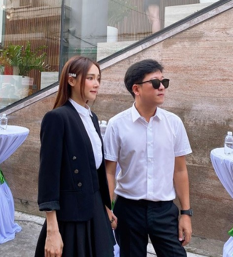 Tuy vậy, nam danh hài cho biết những lần anh ca thán trên sóng truyền hình là nói cho vui. Thực chất, anh tự nguyện để bà xã quản lý kinh tế.