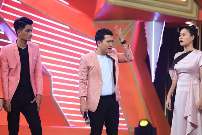 Có thể thấy, qua những lần tiết lộ của Trường Giang thì Nhã Phương quản lý tiền bạc cực kỳ chặt chẽ. Theo đó, trong chương trình "Kỳ tài thách đấu" tập 10, khi Lâm Vỹ Dạ nêu quan điểm “Đàn ông đi làm về chỉ quăng cục tiền rồi xong”, nam danh hài lấy câu chuyện của chính bản thân để phản bác: "Xin lỗi em nha! Anh chưa bao giờ thấy cục tiền để mà quăng! Con số cũng không được biết luôn! Anh đi ăn, nói tính tiền, không có tiền thì phải đưa thẻ. Nhưng, thẻ hết hạn. Bấm vào online nhưng mã không phải của anh dù tài khoản tên anh! Có những cái đàn ông làm không được, phụ nữ làm được bởi toàn phụ nữ giữ tiền đàn ông chứ đàn ông có giữ tiền phụ nữ đâu?".