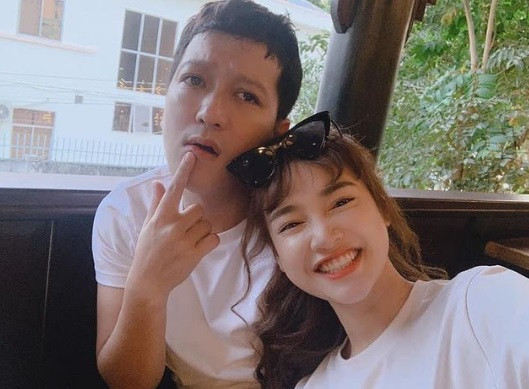 Thậm chí, trong một chương trình truyền hình, Trường Giang hứa sẽ kêu Lê Dương Bảo Lâm là sư phụ nếu gọi điện cho Nhã Phương mượn được 1 triệu, chứ đừng nói đến vay 100 triệu.