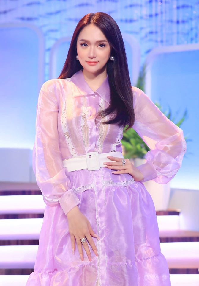 Nước da trắng, khuôn mặt thon gọn với các nét xinh xắn, thần thái sang chảnh, Hương Giang trở thành một trong những gương mặt nổi bật của Vbiz.