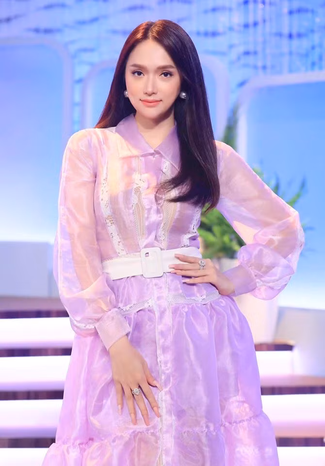 Nước da trắng, khuôn mặt thon gọn với các nét xinh xắn, thần thái sang chảnh, Hương Giang trở thành một trong những gương mặt nổi bật của Vbiz.