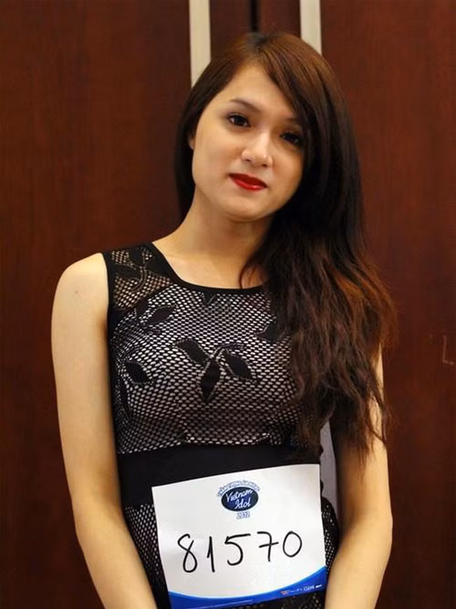 Tuy nhiên trong thời gian đầu mới chuyển giới, thân hình của Hương Giang vẫn hơi tròn, các nét trên khuôn mặt vẫn chưa được thanh thoát.