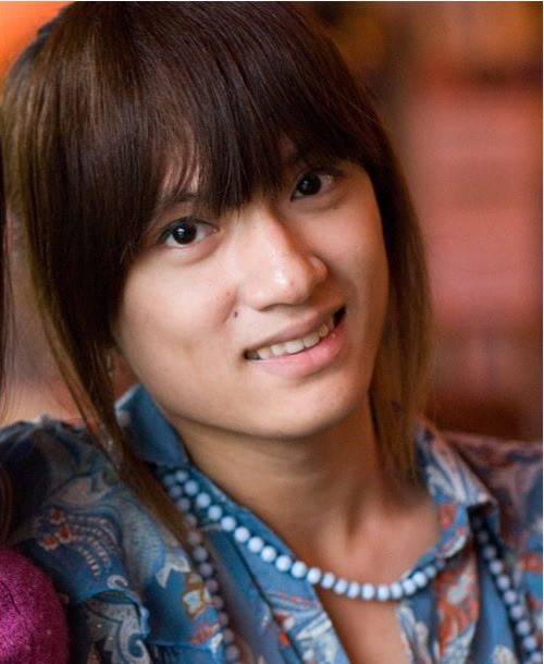 Ở tuổi thanh thiếu niên, Hương Giang đã có thiên hướng nữ khi để tóc dài và đeo phụ kiện.