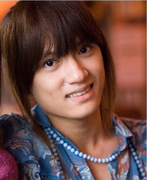 Ở tuổi thanh thiếu niên, Hương Giang đã có thiên hướng nữ khi để tóc dài và đeo phụ kiện.