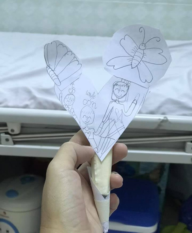 Trước khi mất 1 tháng, trên trang cá nhân, diễn viên Mai Phương khoe bức tranh do chính tay con gái Lavie vẽ tặng cô: "Con gái tôi vẽ đó. Thương lắm". Chia sẻ của Mai Phương khiến nhiều người cảm động rơi nước mắt.