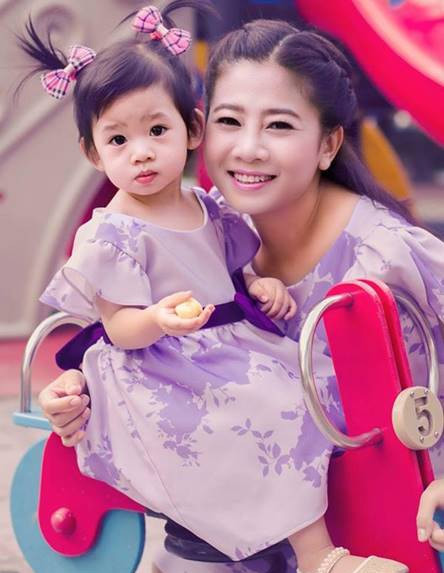 Con gái chào đời vào tháng 8/2013 nhưng không được bên nội thừa nhận, Mai Phương tự mình chăm sóc con, kiếm tiền nuôi con.