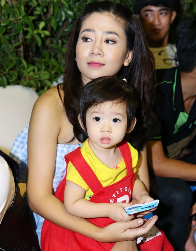 Cuộc sống của hai mẹ con đang đi vào ổn định thì tháng 8/2018, Mai Phương nhận kết quả bị ung thư phổi sau một thời gian dài ho và đau người.