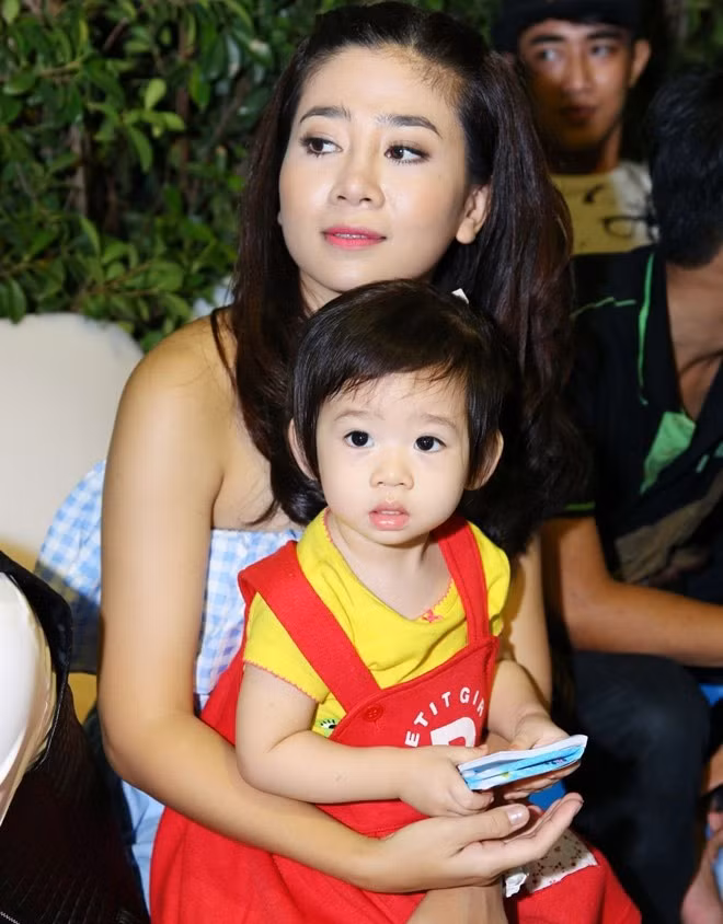 Cuộc sống của hai mẹ con đang đi vào ổn định thì tháng 8/2018, Mai Phương nhận kết quả bị ung thư phổi sau một thời gian dài ho và đau người.