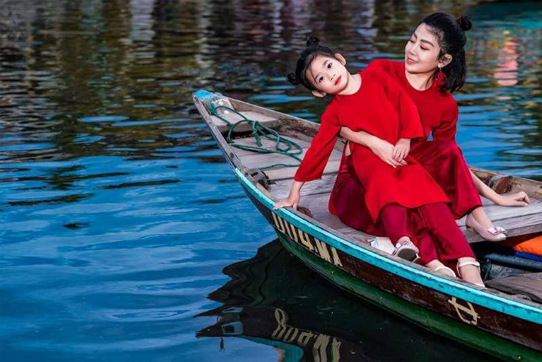 Trong những chuyến đi du lịch với con, Mai Phương còn cùng con chụp rất nhiều bộ ảnh kỷ niệm với mong muốn làm món tặng con gái nhân dịp sinh nhật lần thứ 6. "Nhìn thấy sự háo hức của con gái, tôi hạnh phúc và mãn nguyện. Thật sự nếu đi cũng không ổn, nhưng tôi sợ sau này không có cơ hội vì đang thấy nhiều điều không mong muốn xảy ra. Tôi cố gắng cho con được đi chơi dù nhiều lúc hơi đuối", Mai Phương tâm sự.