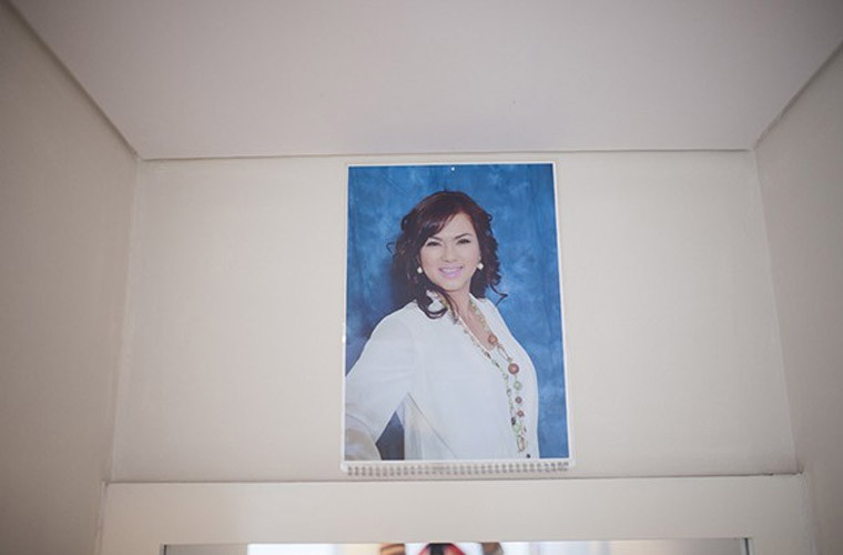 Căn nhà chung cư được nam diễn viên hài bài trí đơn giản, xung quanh nhà anh treo rất nhiều ảnh của vợ.