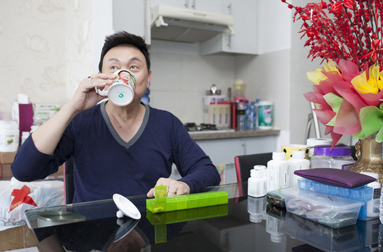 Ở một mình nên Chí Tài thường tự tay nấu bữa sáng cho mình để kịp giờ uống thuốc và tập thể dục.