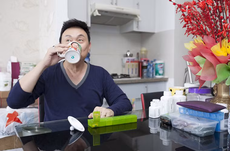 Ở một mình nên Chí Tài thường tự tay nấu bữa sáng cho mình để kịp giờ uống thuốc và tập thể dục.