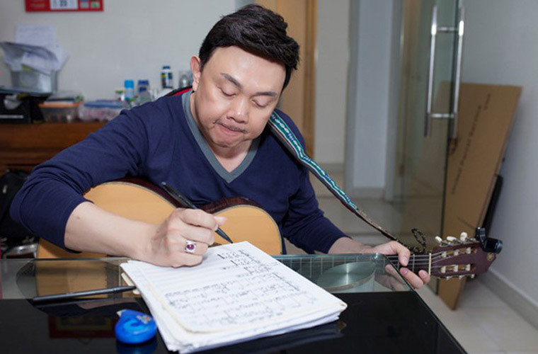 Khi rảnh rỗi, không đi diễn, Chí Tài lại sáng tác nhạc và ngồi luôn ở bàn ăn để làm việc.