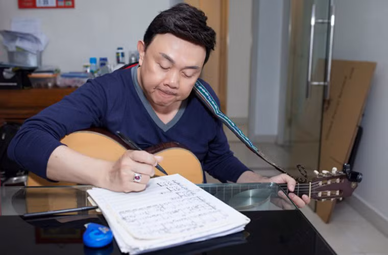 Khi rảnh rỗi, không đi diễn, Chí Tài lại sáng tác nhạc và ngồi luôn ở bàn ăn để làm việc.