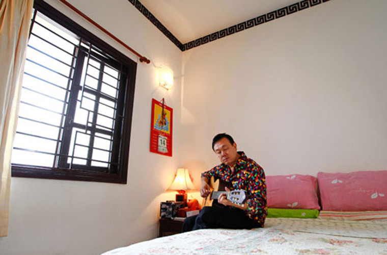 Từ năm 2000, Chí Tài chuyển về Việt Nam sinh sống và hoạt động nghệ thuật. Tuy nhiên, vợ anh vẫn ở Mỹ, nên ở Việt Nam anh chỉ sống một mình.