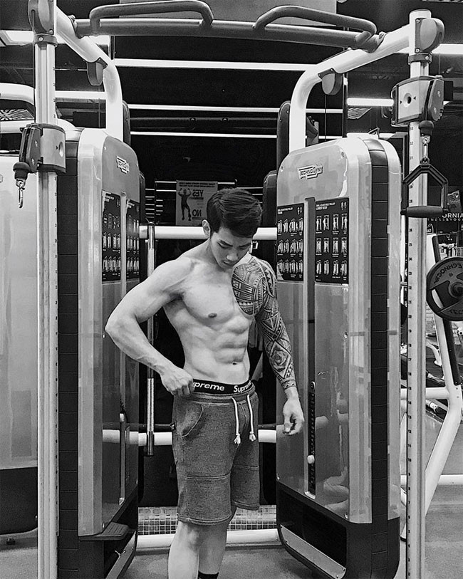 Không những thế anh còn sở hữu một body 6 múi cực ấn tượng và quyến rũ.