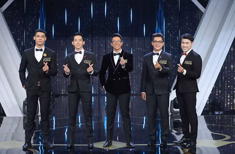 Phú Thịnh (thứ hai từ trái qua) cùng các chàng trai đến chinh phục Hương Giang Idol.