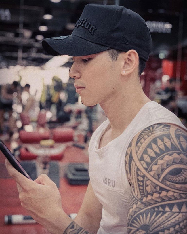 Để sở hữu một thân hình cơ bắp cuồn cuộn như vậy, Phú Thịnh đã rất chăm chỉ tập gym và ăn uống khoa học.