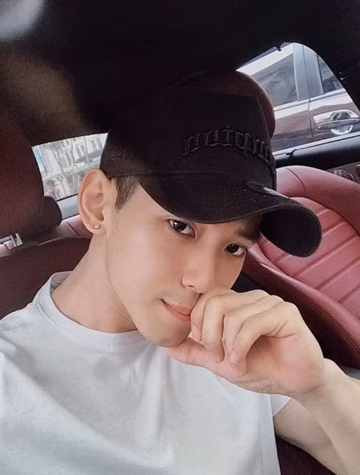 Phú Thịnh sở hữu một khuôn mặt baby rất hút hồn và gây ấn tượng cho khán giả trong chương trình Người ấy là ai mùa 3.