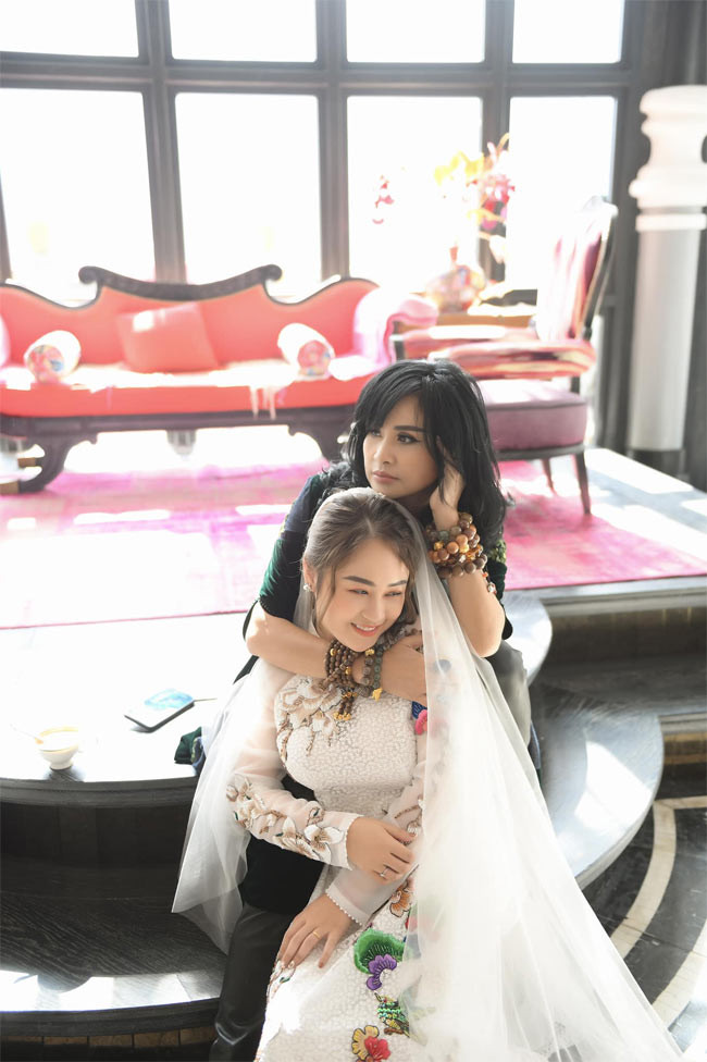 Thiện Thanh được nhận xét có ngoại hình khá giống mẹ.