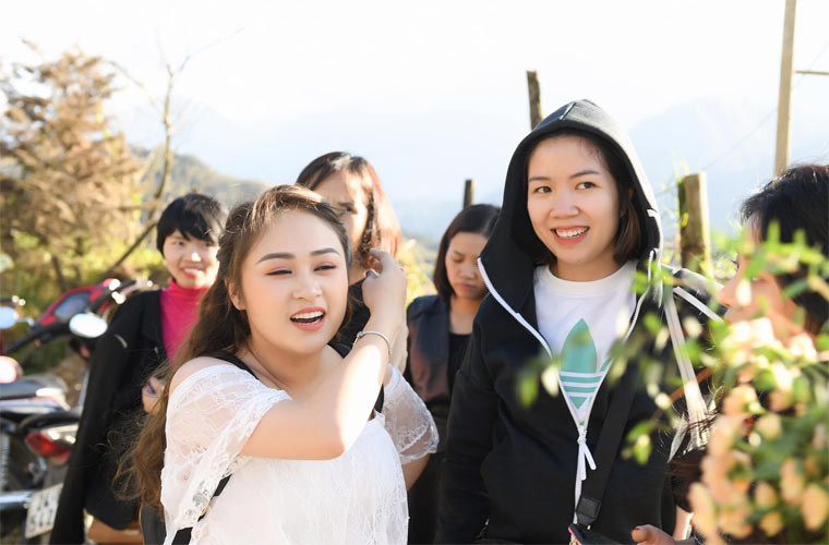 Hiện Thiện Thanh đã tốt nghiệp Học viện Âm nhạc Quốc gia Việt Nam và là giáo viên dạy nhạc.