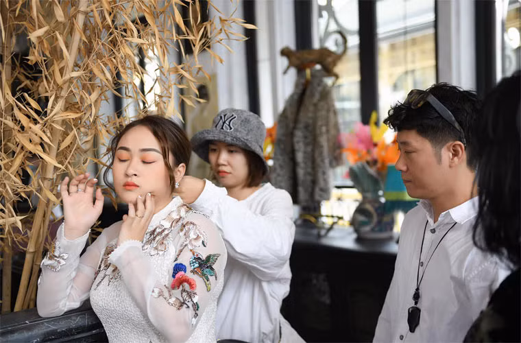 Chồng sắp cưới của Thiện Thanh là Thăng Long, 28 tuổi. Anh từng theo học dòng nhạc thính phòng và mới tốt nghiệp thạc sĩ Học viện Âm nhạc Quốc gia Việt Nam.