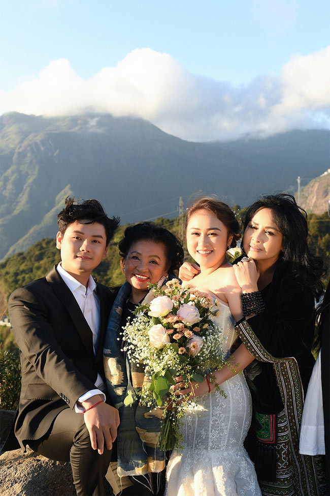Thiện Thanh cùng chồng sắp cưới chụp ảnh với mẹ và bà ngoại.