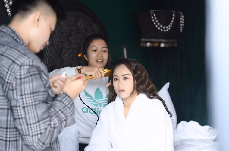 Thiện Thanh làm tóc, trang điểm, trước khi chụp ảnh.