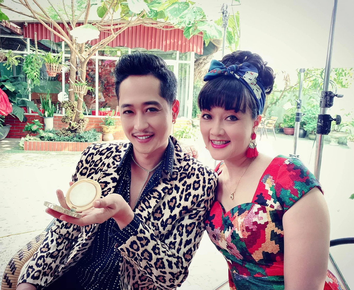 Nếu như Diễm Loan ăn vận khá màu mè thì Hải "bóng" cũng không kém cạnh với vẻ ngoài chải chuốt bóng bẩy, thích diện vest họa tiết lòe loẹt đi kèm phụ kiện điệu đà.