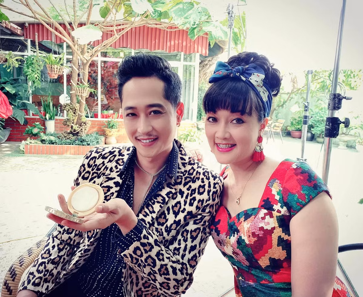 Nếu như Diễm Loan ăn vận khá màu mè thì Hải "bóng" cũng không kém cạnh với vẻ ngoài chải chuốt bóng bẩy, thích diện vest họa tiết lòe loẹt đi kèm phụ kiện điệu đà.