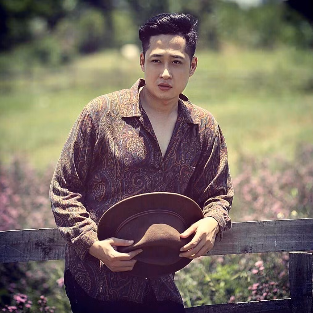 Mạnh Hưng được biết đến với nhiều vai diễn phản diện. Trước "Hướng dương ngược nắng", anh từng tham gia các bộ phim như: "Hôn nhân trong ngõ hẹp", "Hoa hồng trên ngực trái", "Ghét thì yêu thôi", "Những nhân viên gương mẫu", "Đừng bắt em phải quên"...