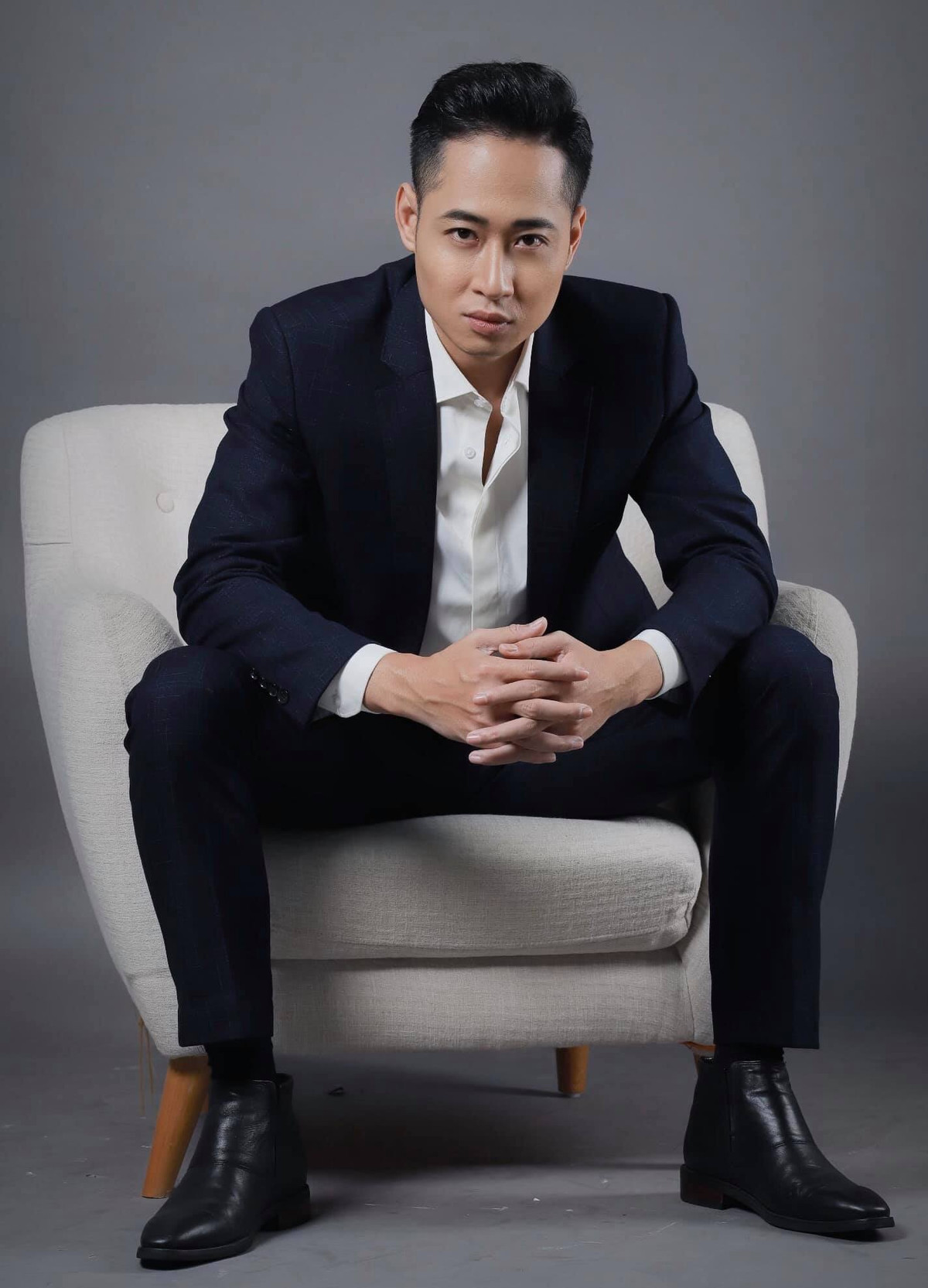 Mạnh Hưng từng chia sẻ vui: "Nếu không thể làm một soái ca thì hãy xấu nhất có thể". Anh không ngại làm xấu mình trong các vai diễn miễn là có sự đầu tư cho diễn xuất.