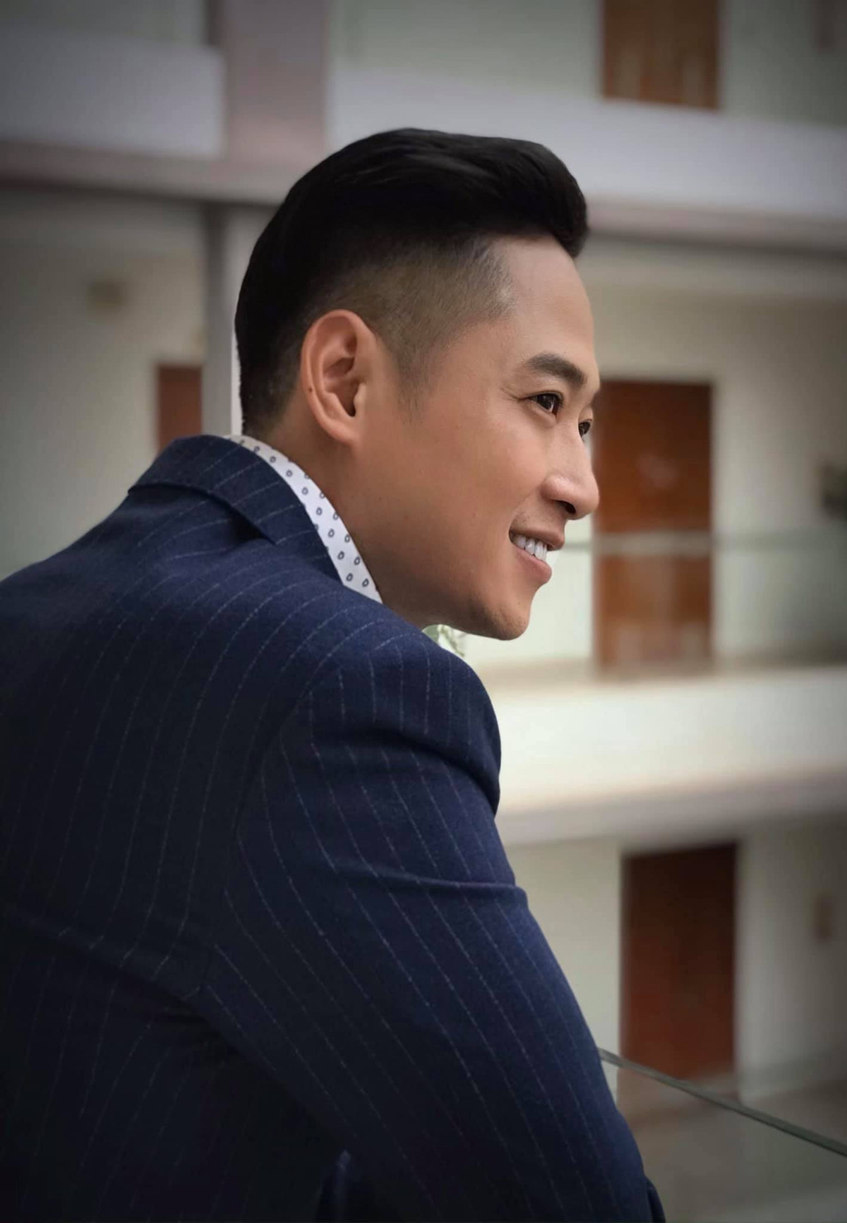 Khác xa với tạo hình siêu "dị" trên phim, ngoài đời diễn viên Mạnh Hưng bảnh bao với những bộ vest nam tính.