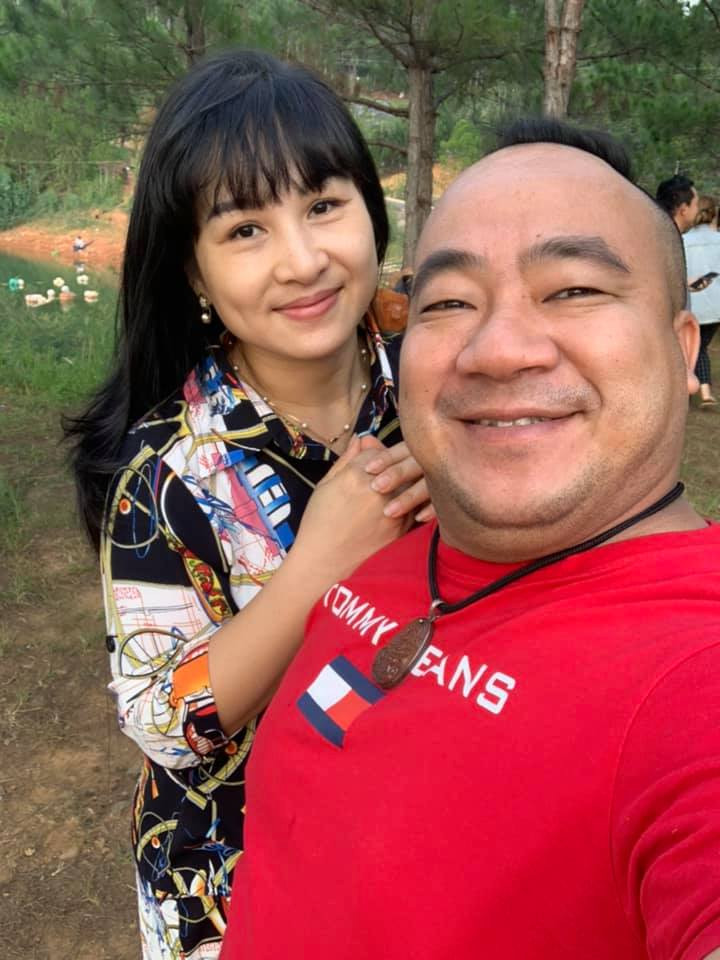 Tham gia một gameshow gần đây, chị Thuỳ Liên - bà xã của Hiếu Hiền nhận được nhiều lời khen ngợi về nhan sắc xinh đẹp và trẻ trung cùng cách trò chuyện nhẹ nhàng.