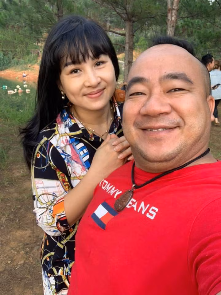 Tham gia một gameshow gần đây, chị Thuỳ Liên - bà xã của Hiếu Hiền nhận được nhiều lời khen ngợi về nhan sắc xinh đẹp và trẻ trung cùng cách trò chuyện nhẹ nhàng.