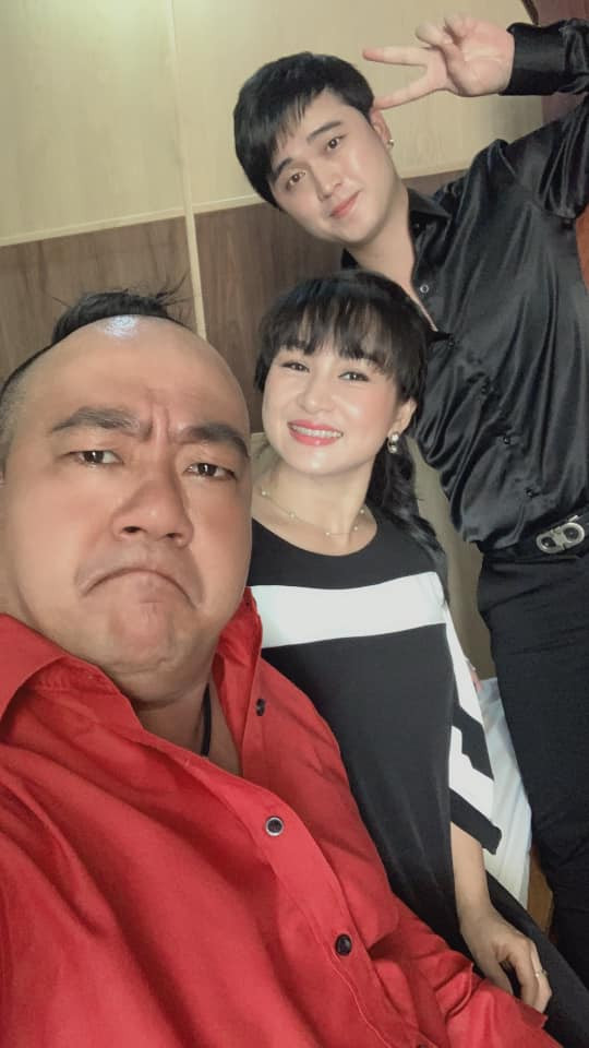 Hiếu Hiền và bà xã kết hôn vào năm 2010. Cả hai bén duyên sau lần đóng chung một bộ phim.