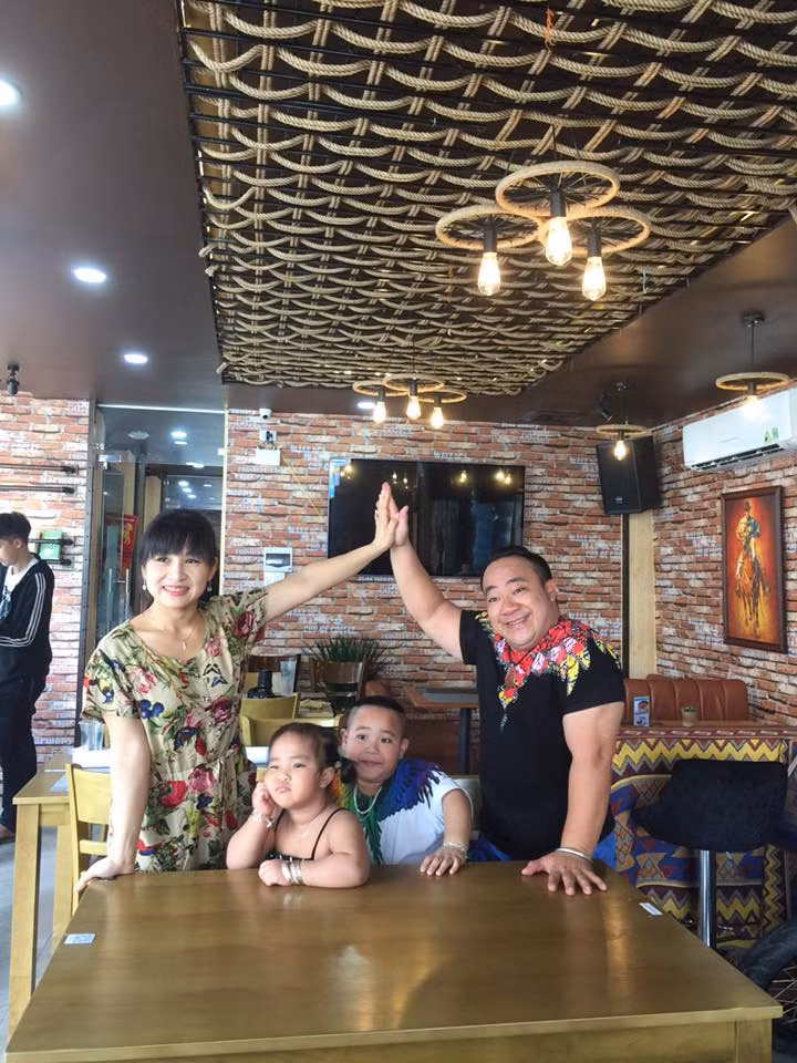  Gia đình hạnh phúc của Hiếu Hiền bên vợ đẹp, con khôn.