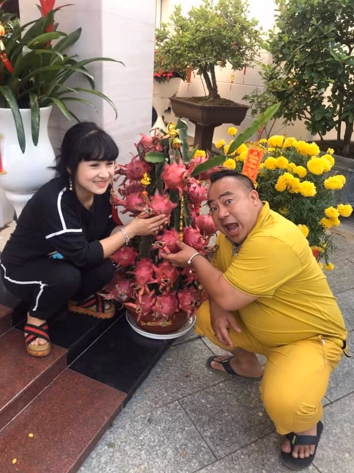 Đến nay, trải qua 10 năm chung sống nhưng vợ chồng "danh hài chàng lùn" vẫn rất hạnh phúc và yêu thương nhau.