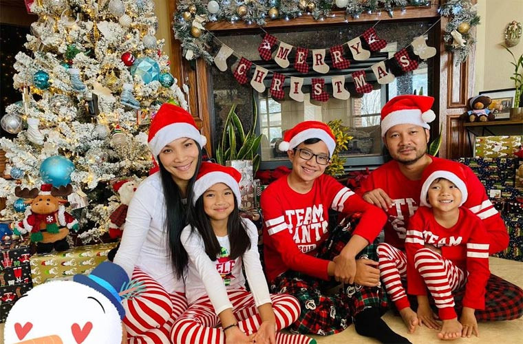 5 thành viên gia đình Hồng Ngọc sẵn sàng đón Noel.
